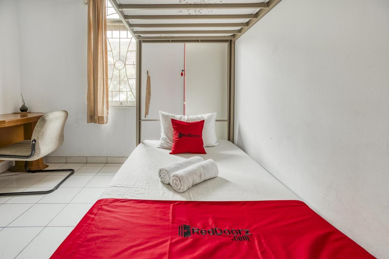 Reddoorz Hostel @ Feliz Noche Cengkareng Jakarta Extérieur photo